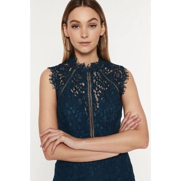 ✨BARDOT LACE PANEL DRESS✨ - Picture 6 of 10